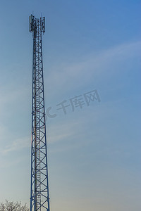 背景为蓝天的信号传输塔，现代技术