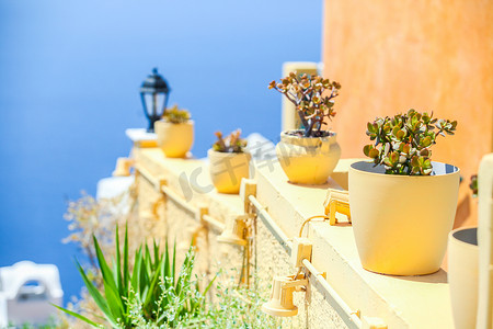 传统的希腊细节：背景中有盆、灯笼和破火山口海的五颜六色的花