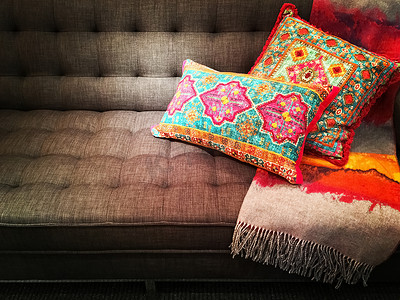 用明亮的华丽坐垫装饰的纺织品沙发