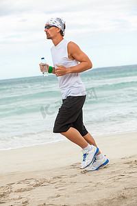 男人在沙滩上慢跑 夏季运动健身