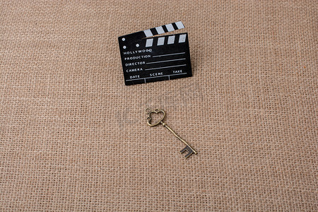 画布上的电影拍板和复古钥匙