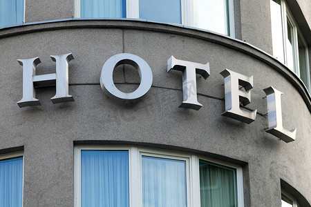 酒店标志在建筑圆形正面的外观