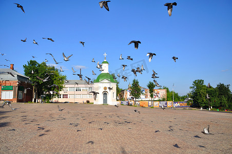 飞翔的鸽摄影照片_Sergie 修道院前广场上飞翔的鸽子群