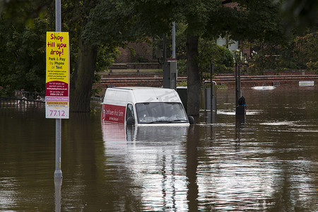 满溢水摄影照片_约克洪水 - 2012 年 9 月 - 英国