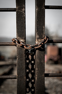 生锈的旧挂锁，栅栏上有铁链