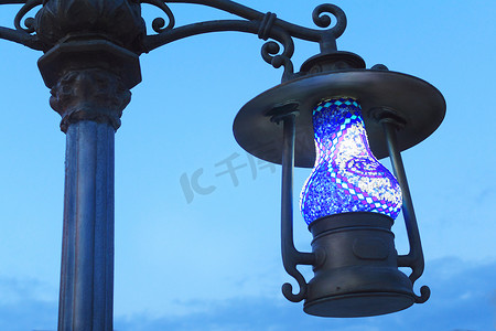 街上的灯笼原形如一盏古董灯。