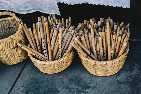 木笛摄影照片_展示了数十个手工制作的木笛
