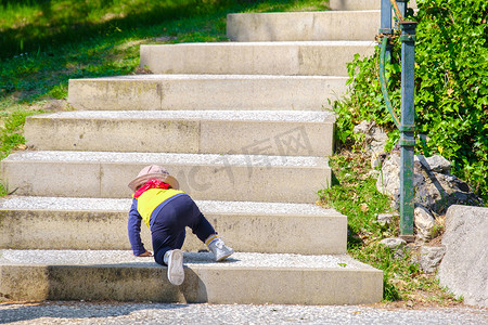 疲乏摄影照片_刚出生的婴儿爬楼梯