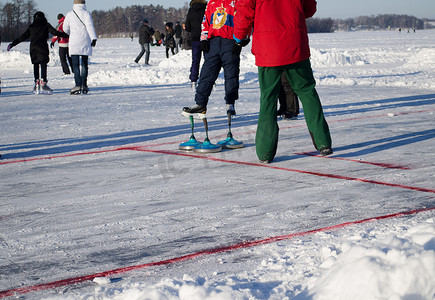 eisstock 冰壶玩具和人们玩冬季游戏