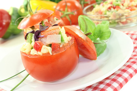 酿西红柿配意大利面沙拉和水芹