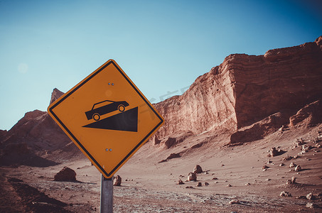 智利阿塔卡马大斜坡汽车信号后的沙漠波峰