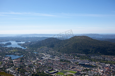 山脉元素摄影照片_卑尔根，七座山脉之间的城市