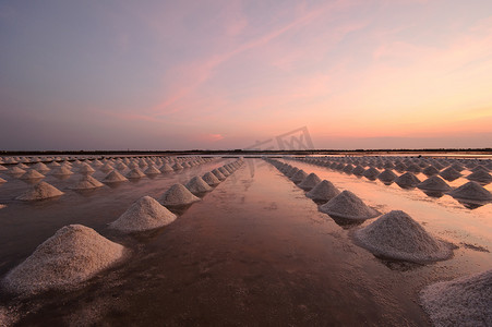 在 T้hailand 的一个盐场的夏天的美丽风景。