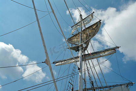 帆布帆船摄影照片_木帆船的帆桅