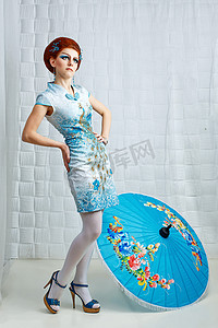 身着漂亮裙子的艺妓打着雨伞