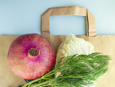 平铺、健康水果和蔬菜在纸袋上提供适当的营养、放弃塑料袋和节食购物的概念