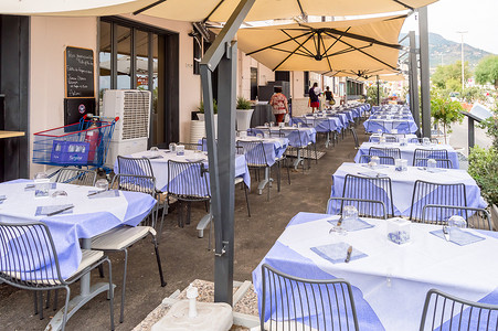 台桌摄影照片_Cefalu，Sicile，Europe-05/06/2018。Cefalu 餐厅的露台桌