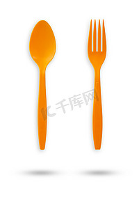 橙色塑料叉子和勺子在孤立的白色背景与 c