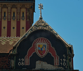 塞尔维亚苏博蒂察一栋建筑顶部的装饰雕像