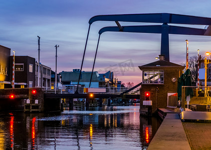 荷兰 Alphen aan den Rijn 的热门城市桥梁 alphensebrug，日落时美丽的水景
