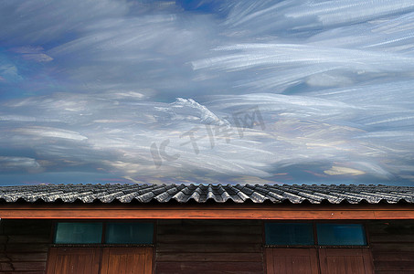 双十一主图大气摄影照片_蓝天冰云在木屋屋顶上的移动