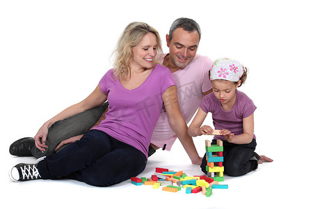 父母和孩子玩积木