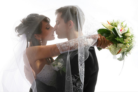 的新娘新郎摄影照片_接吻的情侣婚纱照