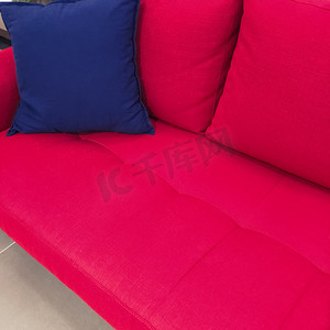 红色沙发上的蓝色靠垫