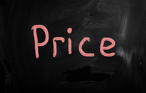 “价格”在黑板上用白色粉笔手写