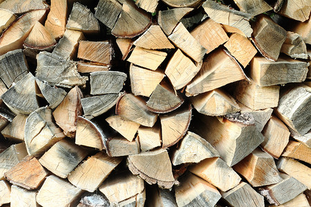煮熟的干柴用于壁炉。