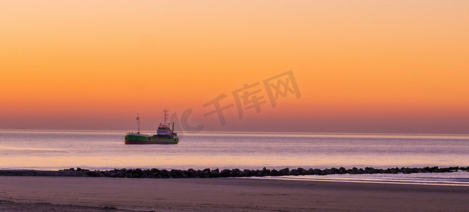 日落时在海上航行的灯光船、比利时海岸、自然和交通背景