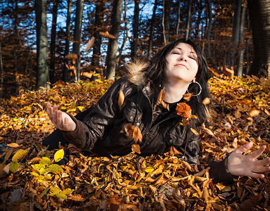 躺在落叶中的年轻女子