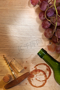 农家菜单摄影照片_农家餐桌上的葡萄酒