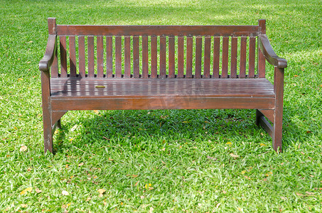 绿色草地上的长凳