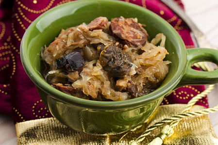 传统波兰酸菜 (bigos) 配蘑菇和李子