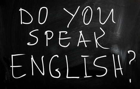 “你会说英语吗”用白色粉笔在黑板上手写