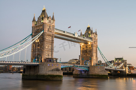 著名的伦敦塔桥在夜间，从英国伦敦塔区看到