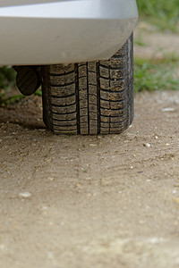 路车摄影照片_在多灰尘的路细节的车轮