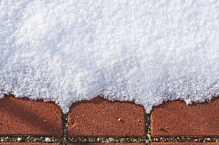 雪与红色地板