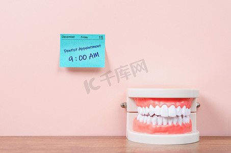粘滞便笺日历上的牙医预约。