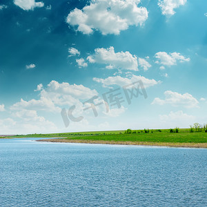 与河和多云天空的夏天风景