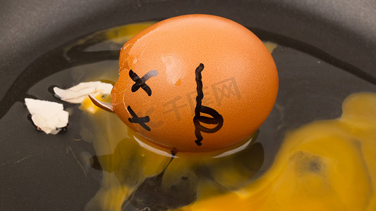破裂鸡蛋摄影照片_平底锅中破裂的鸡蛋（死）