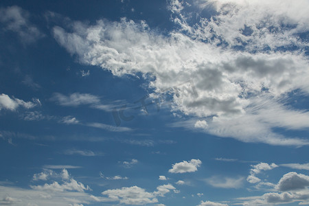 纹理大气背景摄影照片_在蓝天、纹理或者背景的云彩