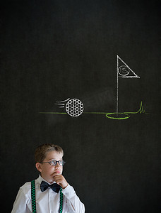 有粉笔高尔夫球旗绿色的有想法的男孩商人