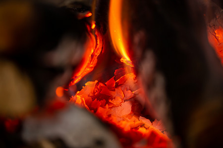 壁炉里生着火，慢慢地产生煤