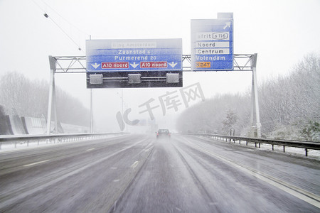 在荷兰高速公路上的暴风雪中行驶