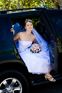 新娘在婚车里的画像