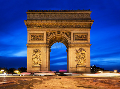 巴黎地标摄影照片_凯旋门在晚上，巴黎，法国。