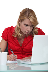 女人用笔记本电脑写笔记