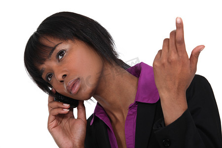 美国黑人女商人在她的手机上聊天